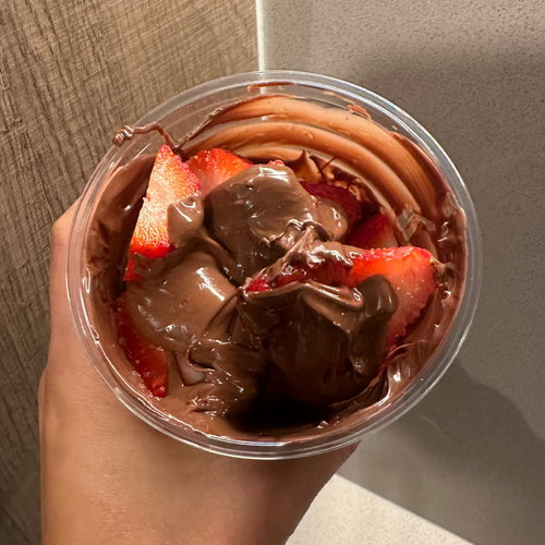 FRUTILLAS CON CREMA CON CHOCOLATE